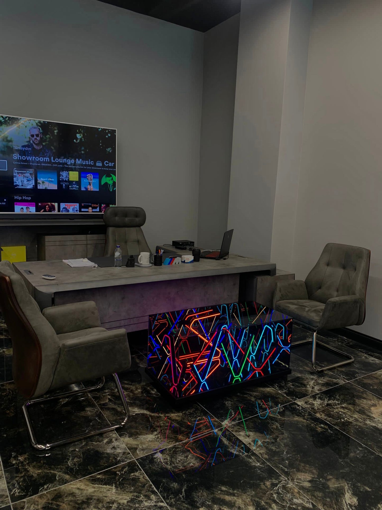 "Electric Jungle™ – Infinity Neon Mirror Table"